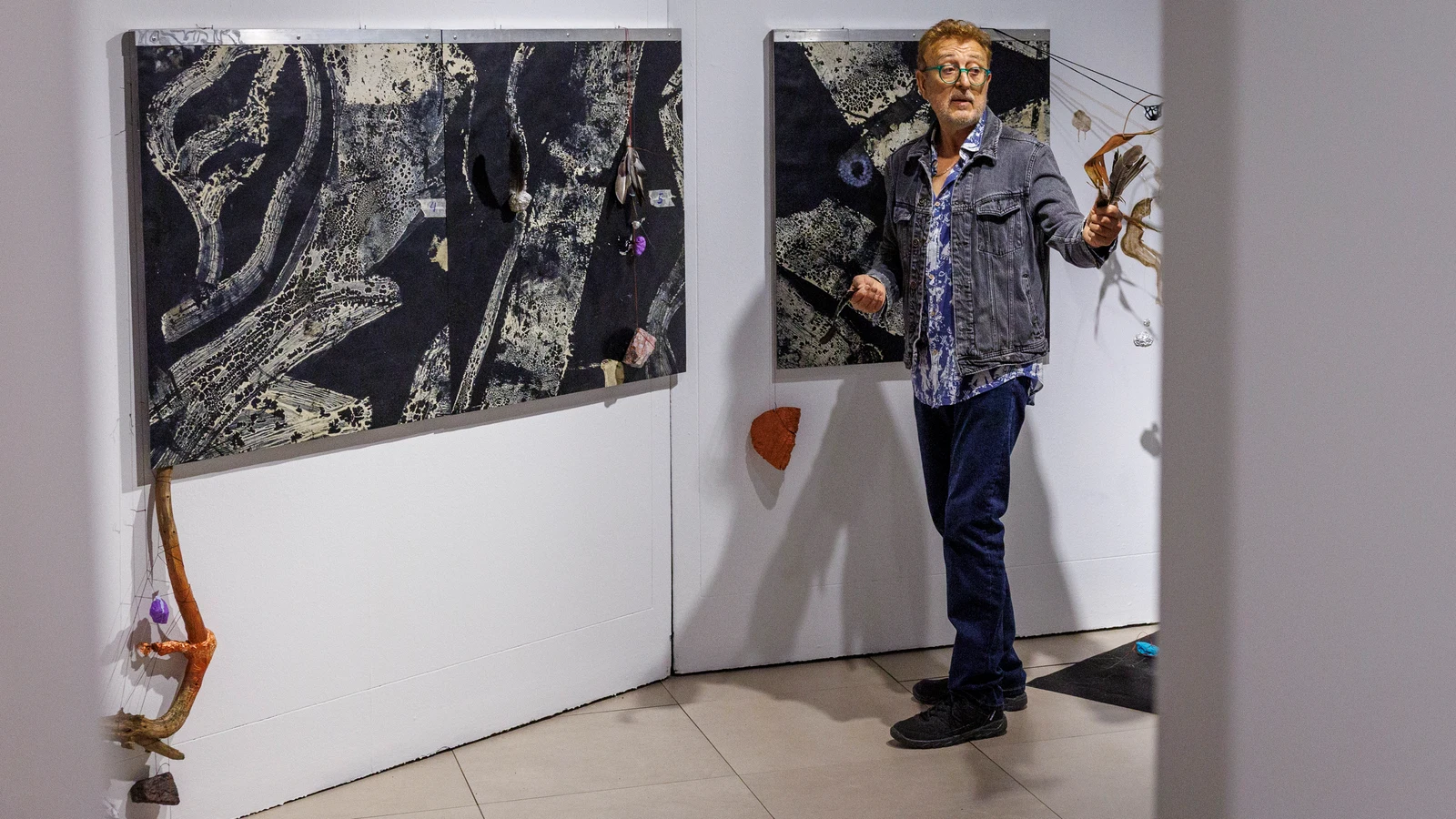 El cantante Manolo García, da los últimos toques a la exposición 'Atizar lumbre interior' - Julio Muñoz - Agencia EFE.